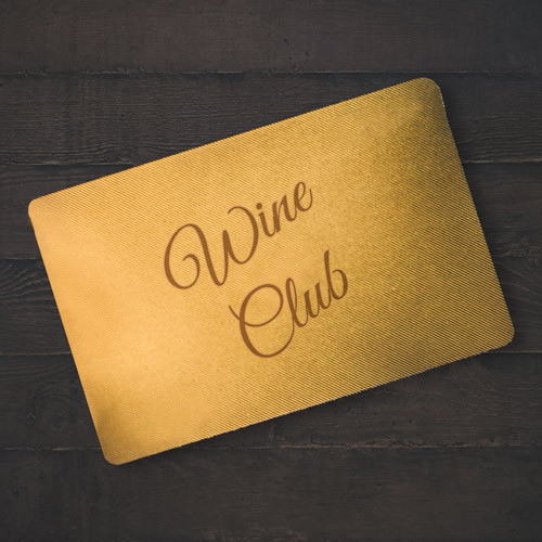 illustration d'une carte de membre du wine club couleur or sur une table en bois